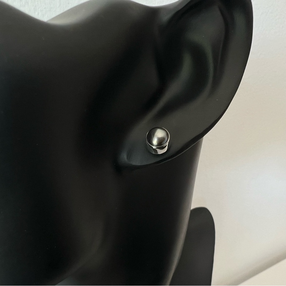 Gray freshwater pearl and sterling silver stud earring
